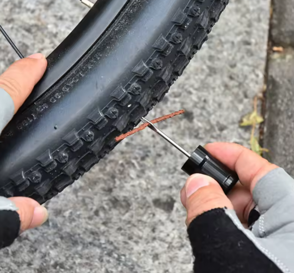 Set Kit de Reparatie Tubeless, cu Snur, pentru Biciclete de Sosea, MTB, Cross country, Trail, Enduro, Downhill, Universal, Motocicleta, Autoturism, Negru